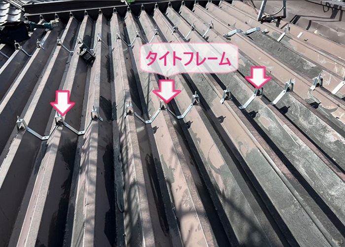 加西市の重ね葺き工法で下地材のタイトフレームを取り付けている様子