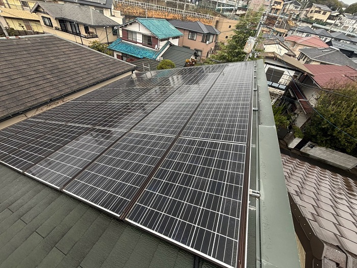 宝塚市で築15年片流れのスレート屋根へ太陽光パネル脱着ありのカバー工法する前の様子