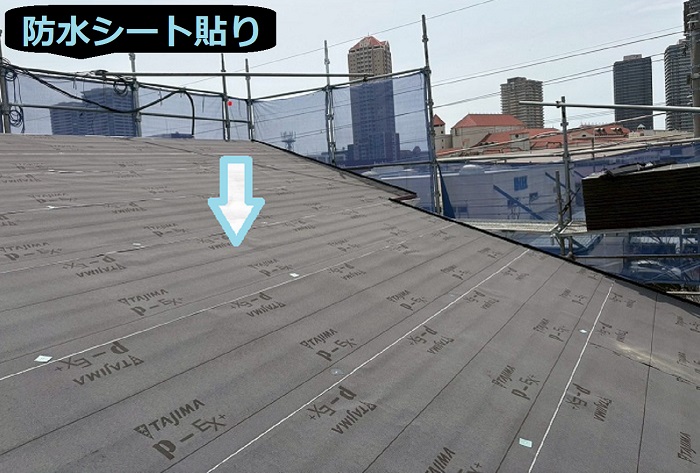 宝塚市で面積66平米のソーラーパネル脱着含む屋根カバー工法を行う現場で防水シート貼り