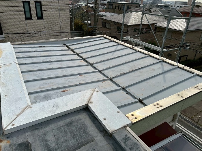 神戸市灘区で確実な雨漏り修理として優良業者が瓦棒から立平への屋根葺き替え工事を行う前の様子