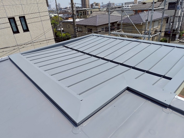 神戸市灘区で確実な雨漏り修理として優良業者が瓦棒から立平への屋根葺き替え工事を行った後の様子