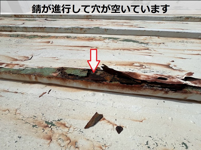 金属屋根が腐食して雨漏りしている様子