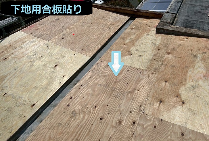 神戸市灘区で面積20平米のパラペット囲い金属屋根の葺き替え工事を行う現場で下地用合板貼り