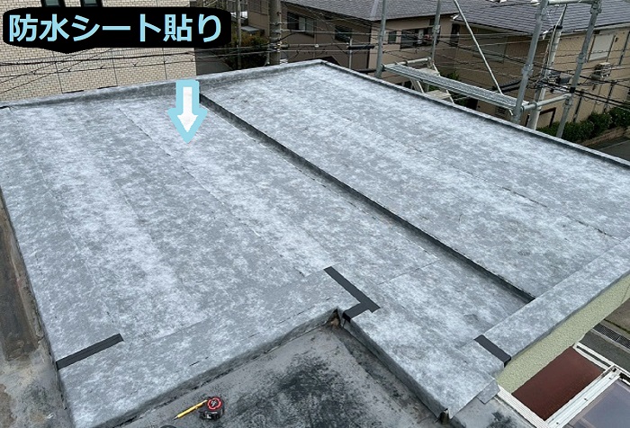 神戸市灘区で面積20平米のパラペット囲い金属屋根の葺き替え工事を行う現場で防水シート貼り