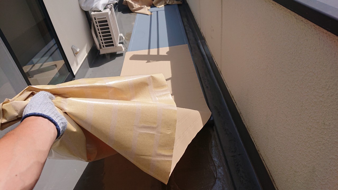 神戸市北区のひび割れたベランダ床に通気シートを貼っている様子