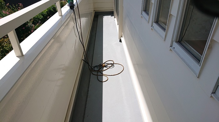 神戸市北区でFRP防水のメンテナンスを行う前の様子