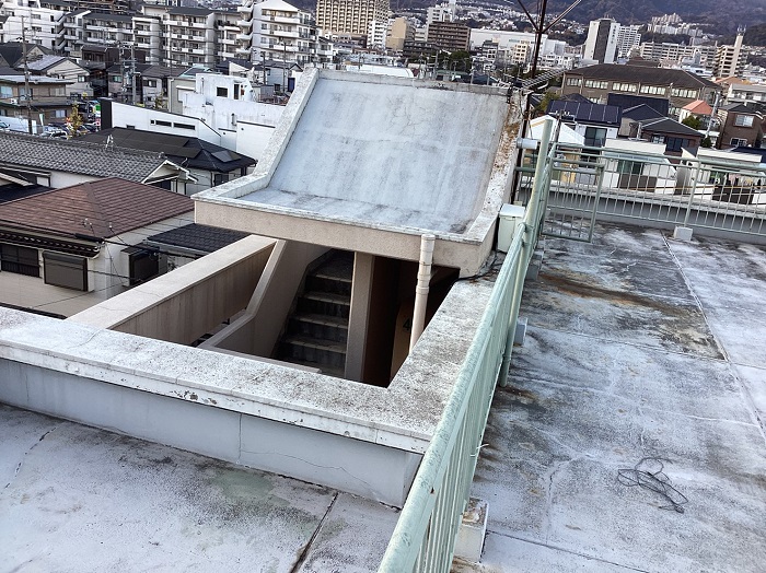 ひび割れや剥がれが酷い屋上の様子