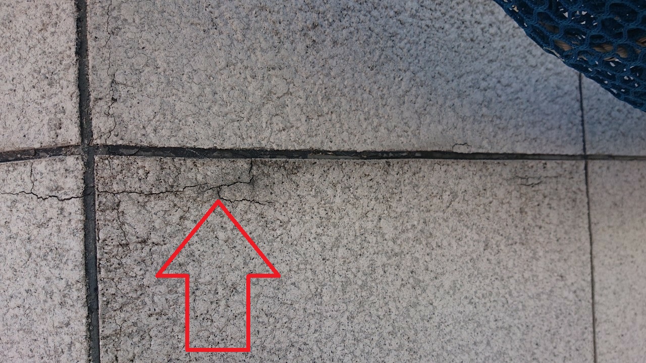 神戸市中央区の外壁補修で軽微なひび割れの様子