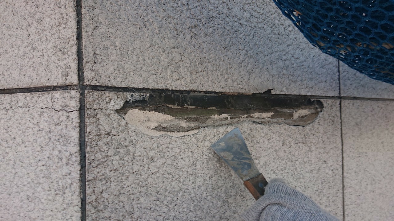 神戸市中央区の外壁補修でコンクリート壁を斫りした様子