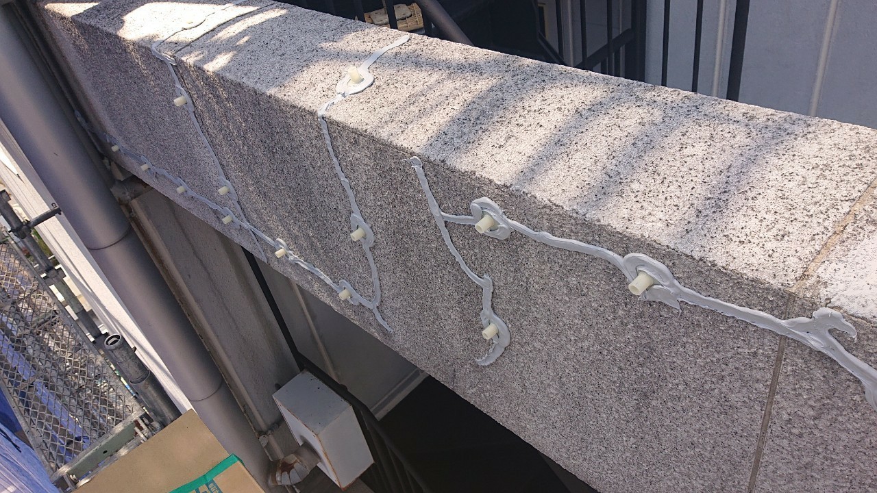 神戸市中央区の外壁補修工事で剥離シールを使用し低圧注入の準備をしていく