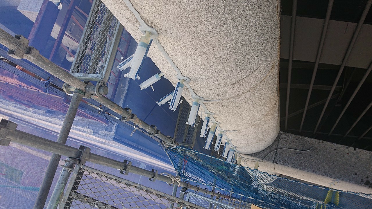 神戸市中央区の外壁補修で低圧注入を行っている様子