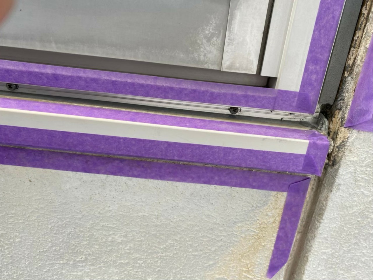 神戸市中央区でのコーキング打ち替え工事で既存のコーキングを撤去し終えた様子