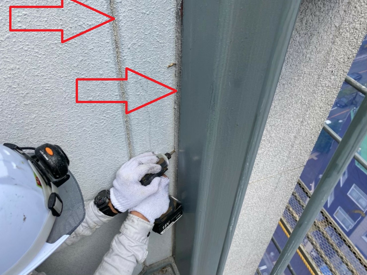 神戸市中央区でのコーキング打ち替え工事で既存のコーキングを撤去している様子