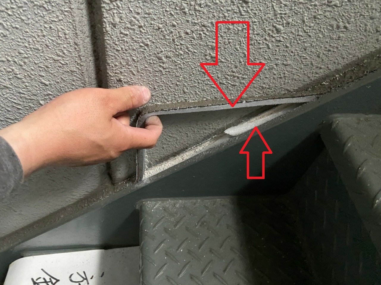 ひび割れたコーキングを撤去している様子