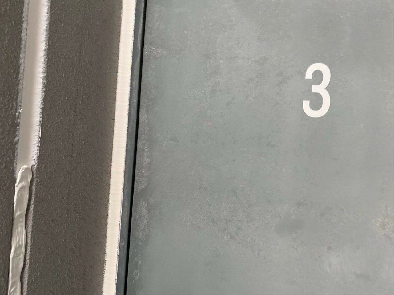 神戸市中央区でのコーキング打ち替え工事でコーキングが仕上がった様子