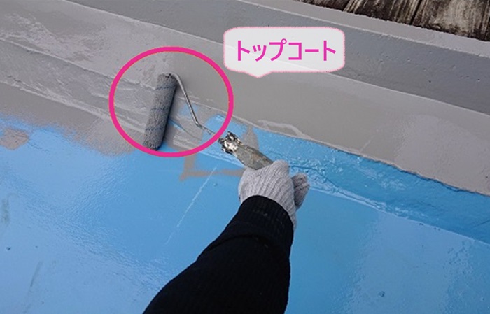 オルタックエースを使用したウレタン防水密着工法でトップコートを塗っている様子