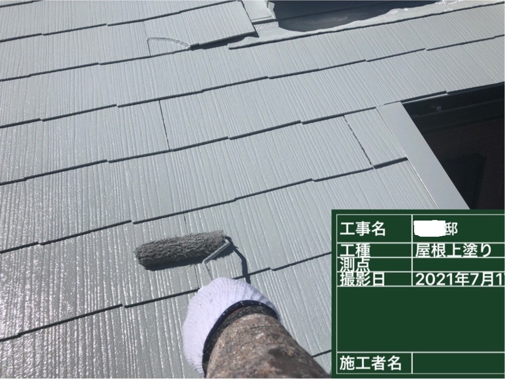 屋根塗装で遮熱塗料を上塗りしている様子