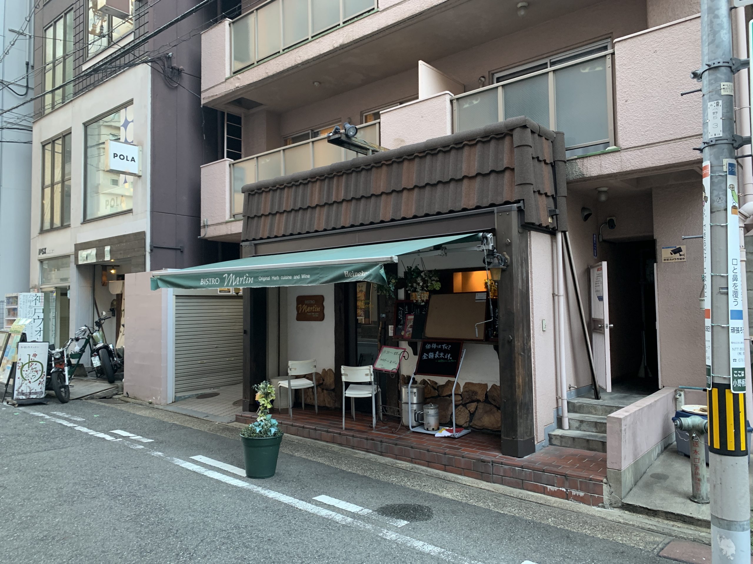 屋根工事後の店の外観
