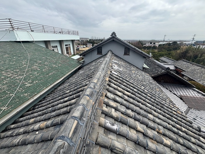 南あわじ市で日本瓦葺きの古民家を金属屋根に葺き替えて雨漏り解消する前の様子