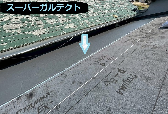南あわじ市で面積６０㎡築１００年以上の切妻瓦屋根を貼り替える現場でスーパーガルテクト葺き