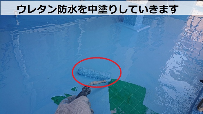 ウレタン防水を中塗りしている様子