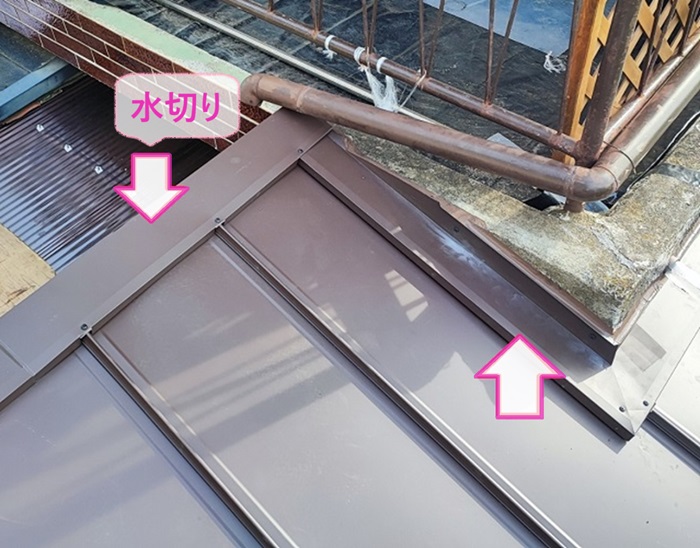 拡張屋根のカラーベストへの雨漏り修繕でガルバリウム鋼板製の水切りを取り付けている様子