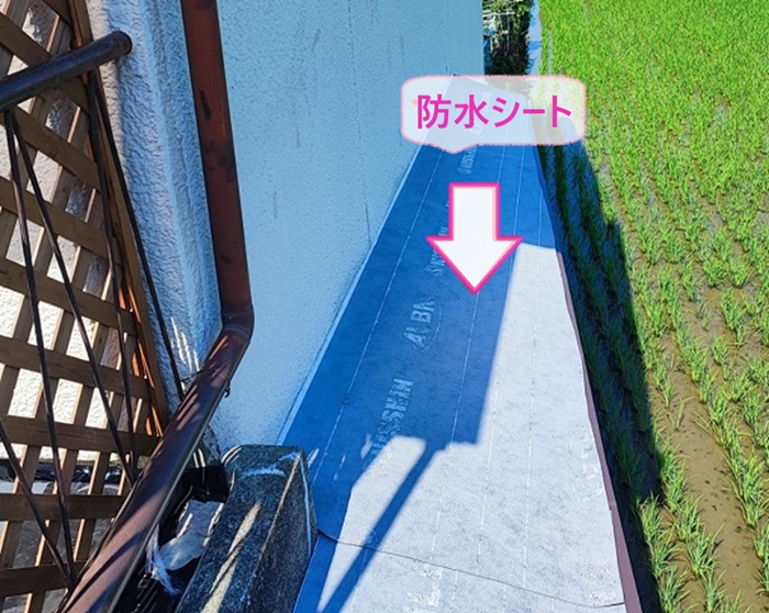 拡張屋根のカラーベストへの雨漏り修繕で防水シートを貼っている様子