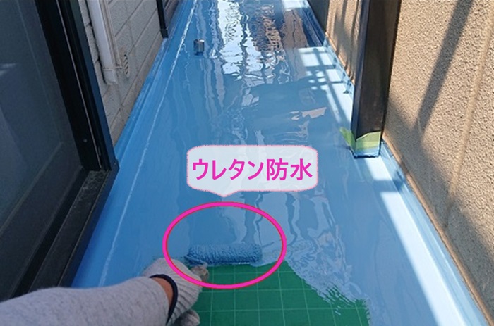 ベランダ床のウレタン防水通気暖衝工法でウレタン防水材を塗っている様子