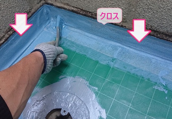 ベランダ床のウレタン防水通気暖衝工法で立ち上がりにクロスを貼っている様子