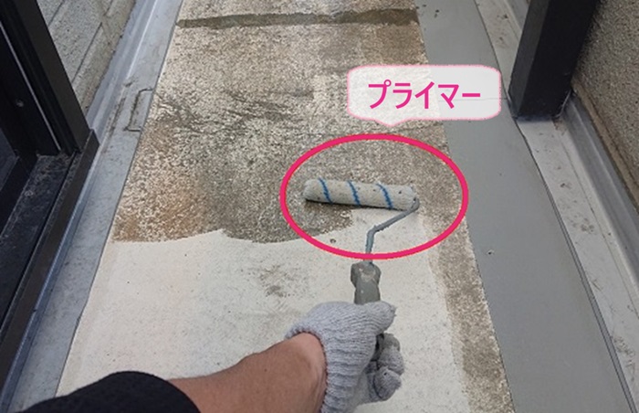 ベランダ床のウレタン防水通気暖衝工法でプライマーを塗っている様子
