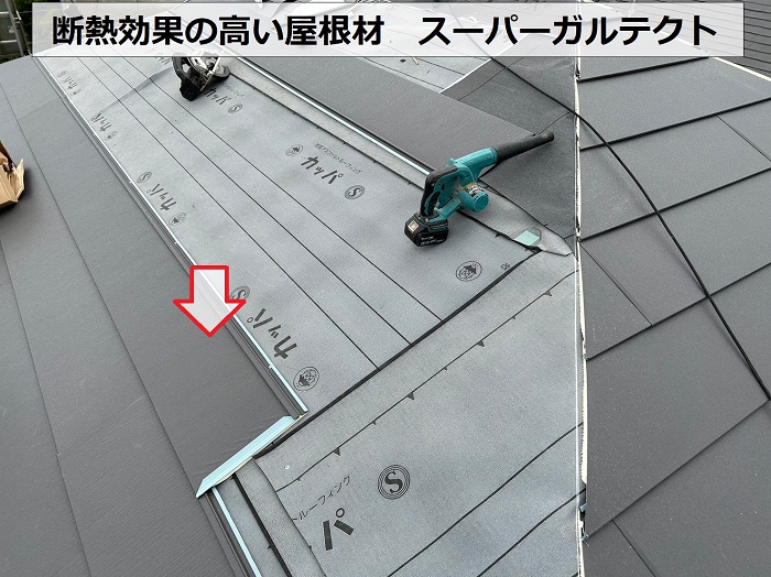 スレート屋根へのカバー工法で断熱効果の高い屋根材を葺いている様子