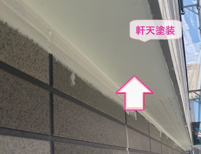 2階建て外壁窯業サイディングの塗り替えで軒天塗装をしている様子