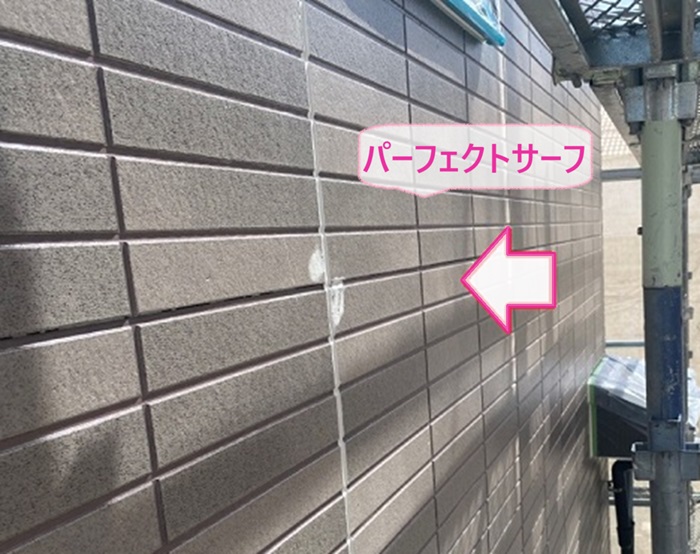 外壁窯業サイディングの塗り替えで下塗り材のパーフェクトサーフを塗っている様子