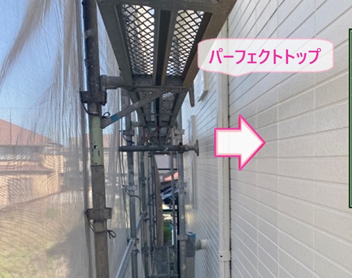 外壁窯業サイディングの塗り替えでパーフェクトトップを塗っている様子