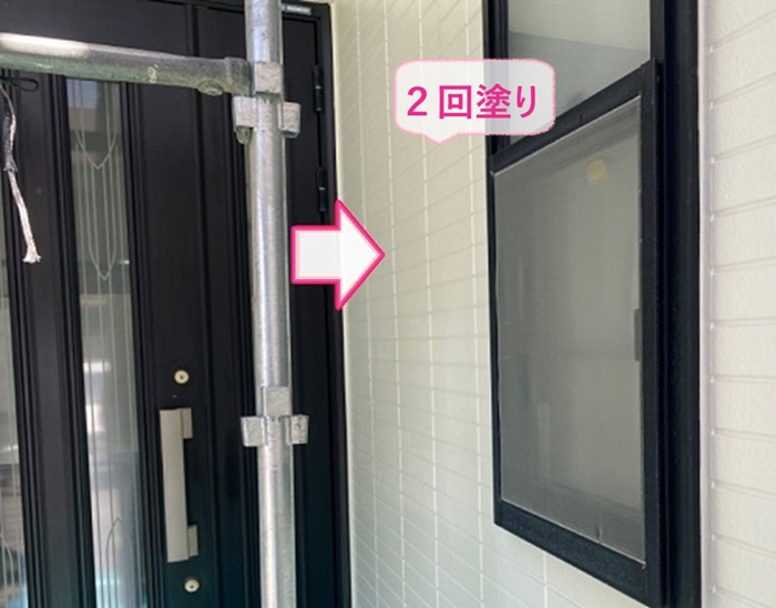 外壁窯業サイディングの塗り替えでパーフェクトトップを２回塗りしている様子