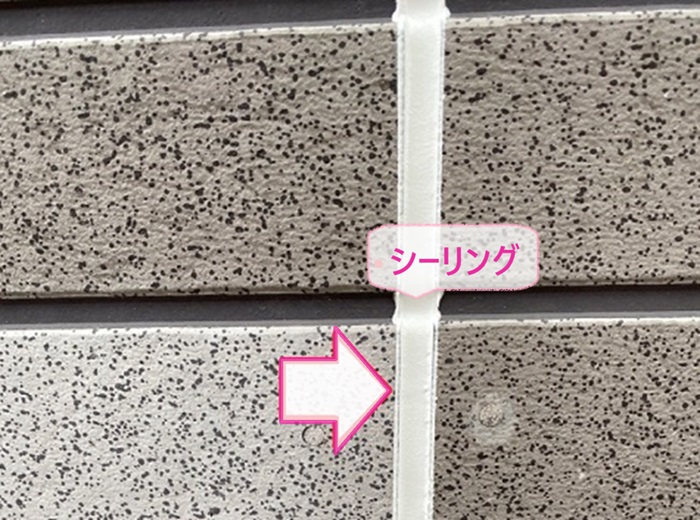 神戸市灘区の外壁サイディング目地のひび割れをシーリングで補修している様子