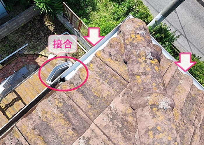 ２階部分の軒樋の部分補修で半丸樋を集水器に接合している様子