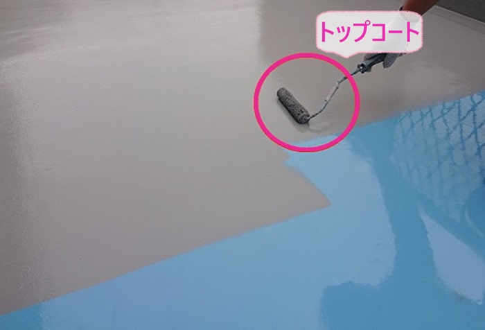 ベランダ防水リフォームでトップコートを塗っている様子