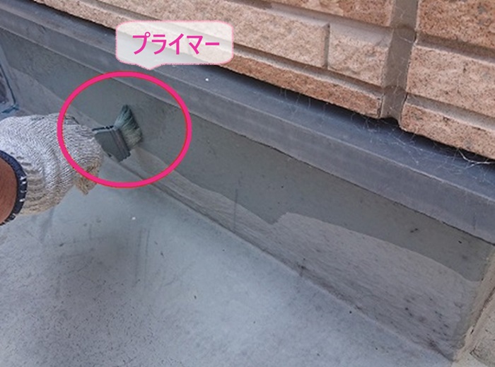 ベランダ防水リフォームでプライマーを塗っている様子