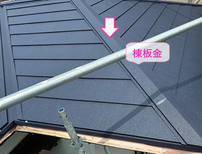 日本瓦の葺き直しの最後に棟板金を取り付けている様子