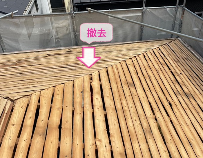 日本瓦の葺き直しで既存の瓦屋根と土を撤去している様子