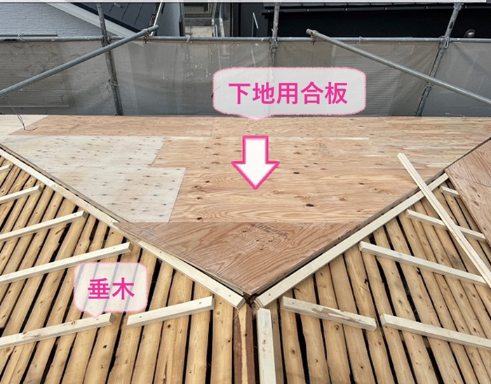 日本瓦の葺き直しで垂木と下地用合板を取り付けている様子