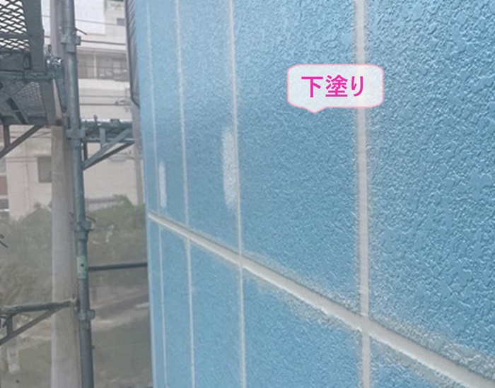 パーフェクトトップを用いたALCの外壁塗装で下塗りをしている様子