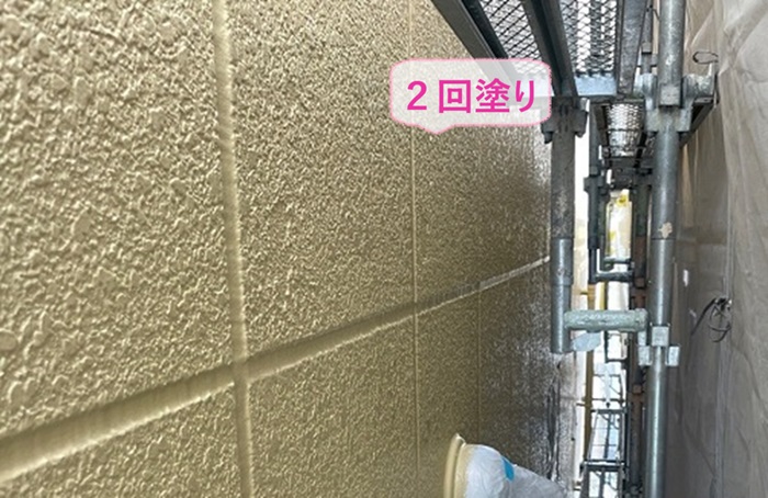 ALCの外壁塗装でパーフェクトトップを２回塗りしている様子