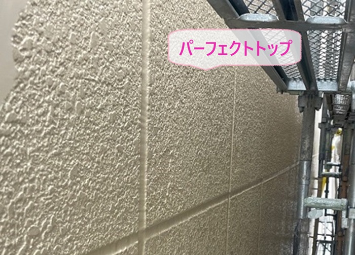 ALCの外壁塗装で日本ペイントのパーフェクトトップを塗っている様子