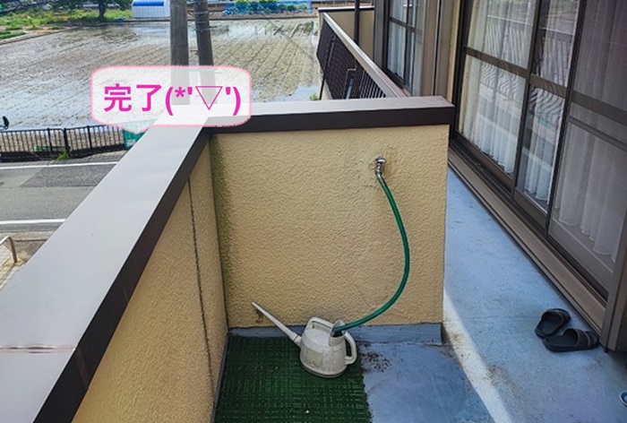 西宮市でベランダ腰壁上部の笠木メンテナンスが完了した現場の様子