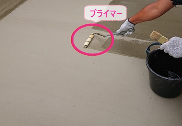 ベランダへのFRP防水工事でプライマーを塗っている様子
