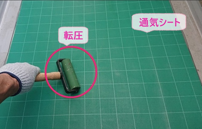 ウレタン防水通気暖衝工法で通気シートを貼っている様子