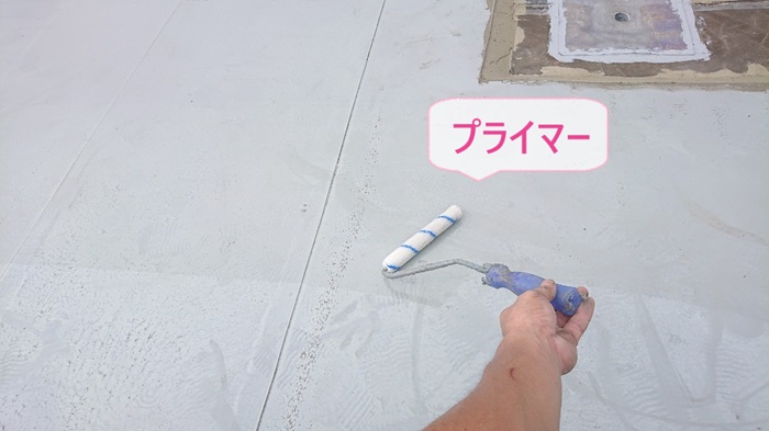 膨れに強い屋上防水リフォームでプライマー塗布