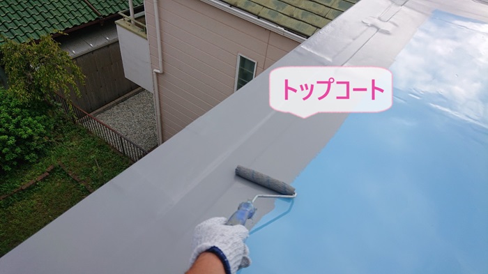 屋上防水リフォームでトップコート塗り